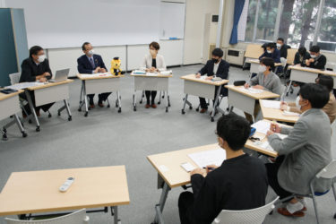 津島淳・法務副大臣と青森大学生の「車座トーク」が11月26日に開かれました