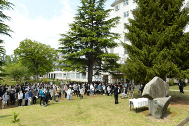 5月20日（金）、中庭にある校歌歌碑前にて第29回 寺山修司忌が行われました。