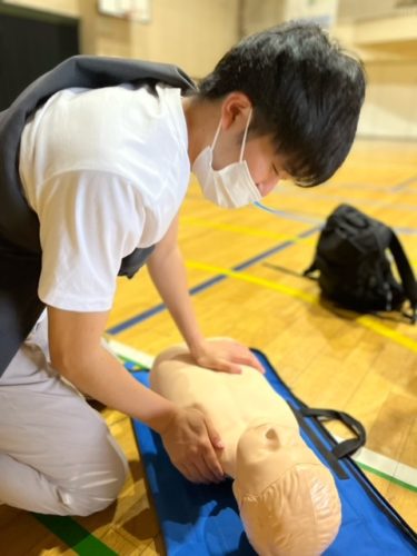東京キャンパス　技能コア特講Ⅰ（関智子・辻英之の協力授業）にて、救急法の演習を行いました