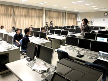 【ソフトウェア情報学部】青森南高校でプロジェクションマッピング×津軽三味線の研究紹介