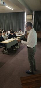 生成AIを活用したビジネスプラン作成について説明する授業の様子