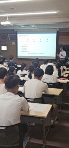 青森山田高校で生成AIとChatGPTの活用方法を説明する出張授業の様子