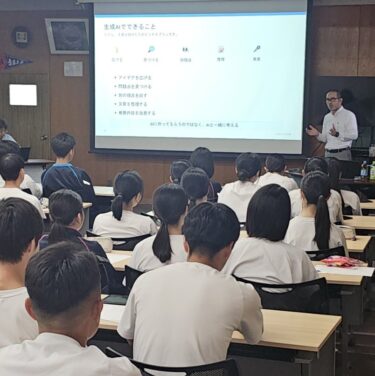 青森山田高校で生成AIを活用したビジネスプラン作成について説明する出張授業の様子