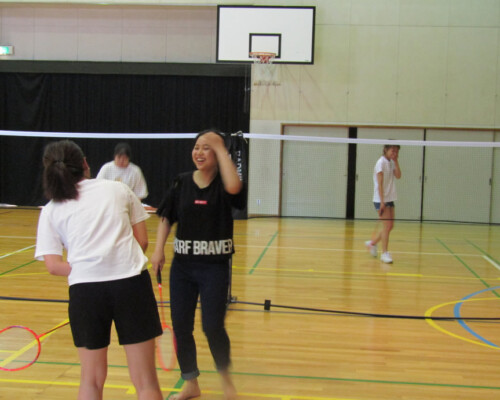 女子はバトミントン(リーグ戦形式)