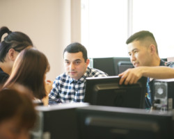 青森キャンパスでの「初」情報処理の授業でにこやか