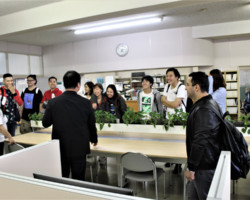 キャンパス施設見学は和やかに